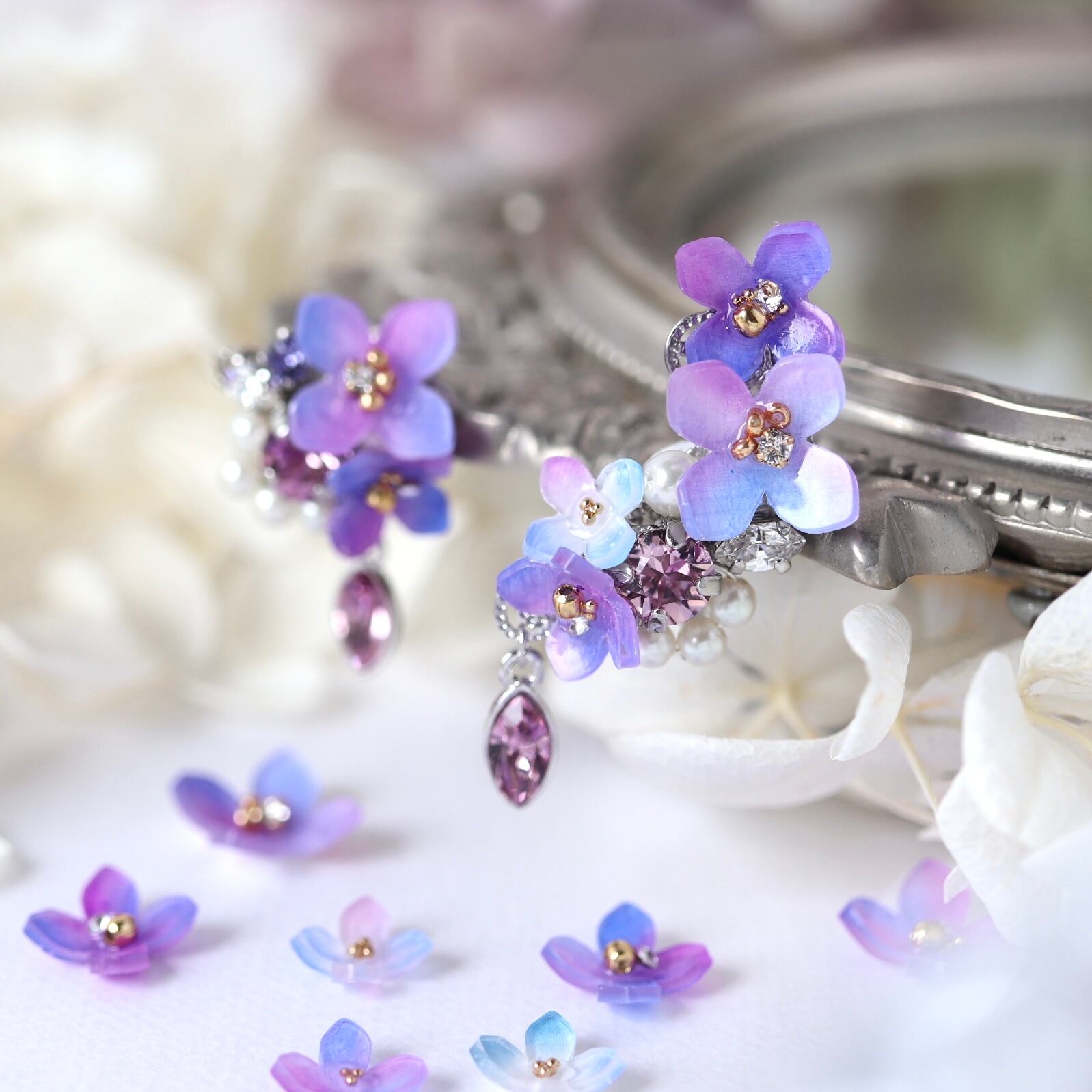 紫陽花とスワロフスキーbijouのピアス／イヤリング(右耳)＋イヤーカフ 