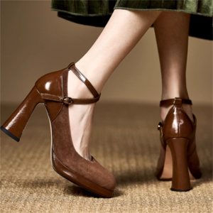 【送料無料】 シューズ 靴 パンプス 2色 ハイヒール チャンキーヒール 丸トゥ アーモンドトゥ バックル PU スウェード クラシカル フォーマル エレガント 可愛い 大人可愛い きれいめ シンプル カジュアル シック コンサバ 華やか 大人 上品 おしゃれ お洒落 こなれ感 高見え 高級感 無地 春 秋 20代 30代 40代 レディース 女性 デート お出かけ 女子会 お呼ばれ 休日 お茶会 授業参観 結婚式 二次会 パーティ 演奏会 普段使い オルチャン 韓国系 ファッション スタイル