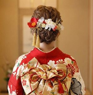 つばきレッド髪飾り　 袴　卒業　振袖　　成人式　卒業式　袴　ウェディング　ヘッドドレス　ヘアパーツ
