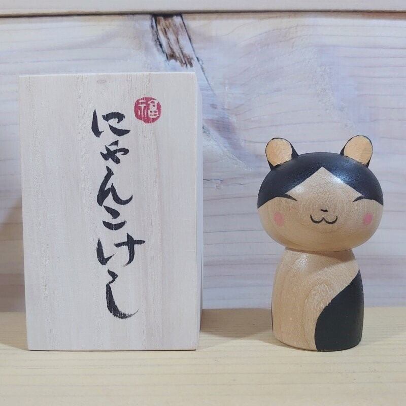 にゃんこけし ハチワレさん | おおがわらオンラインショップ