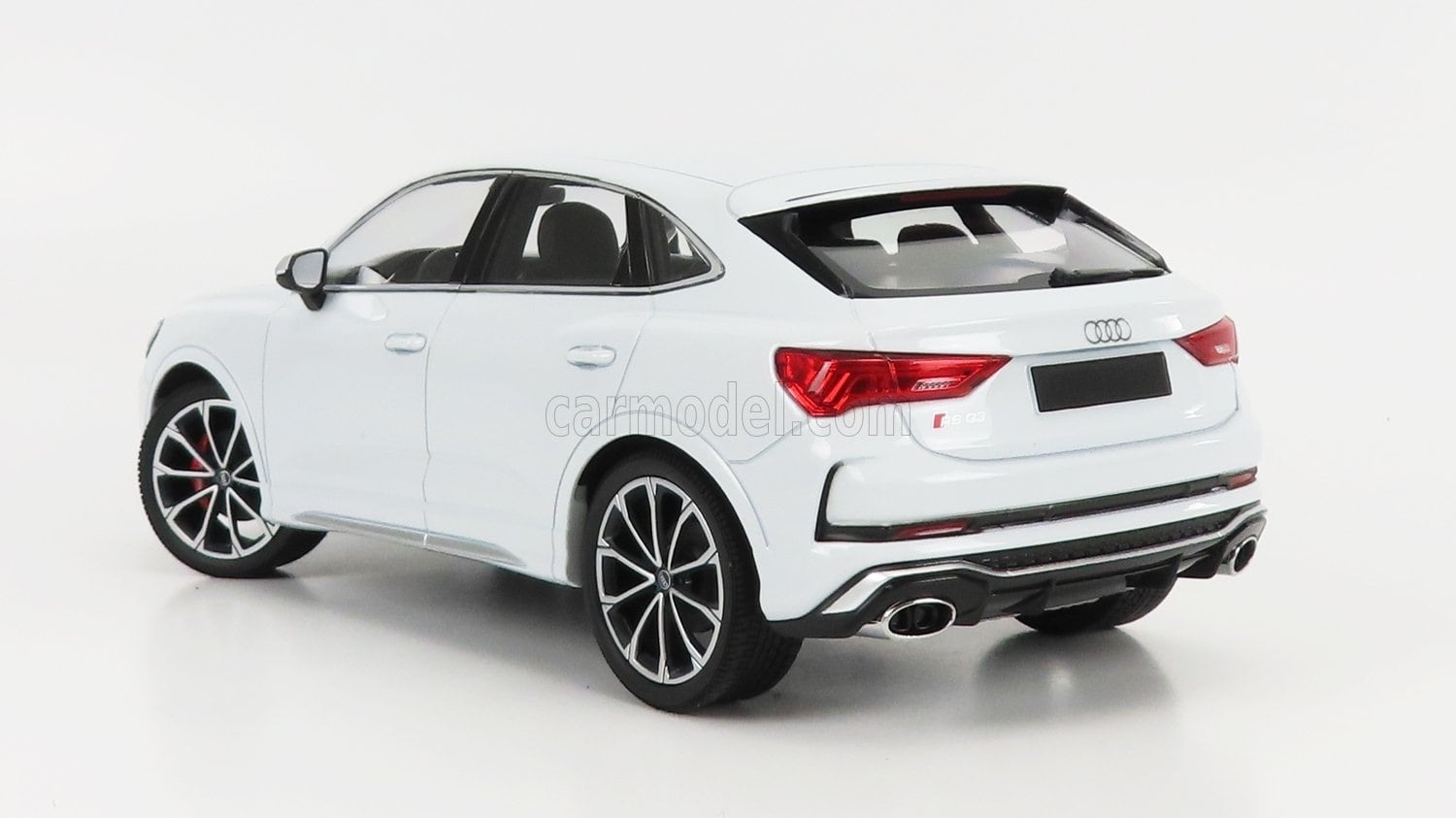 再値下ミニチャンプス 1/18アウディ RS Q3 スポーツバック グレー