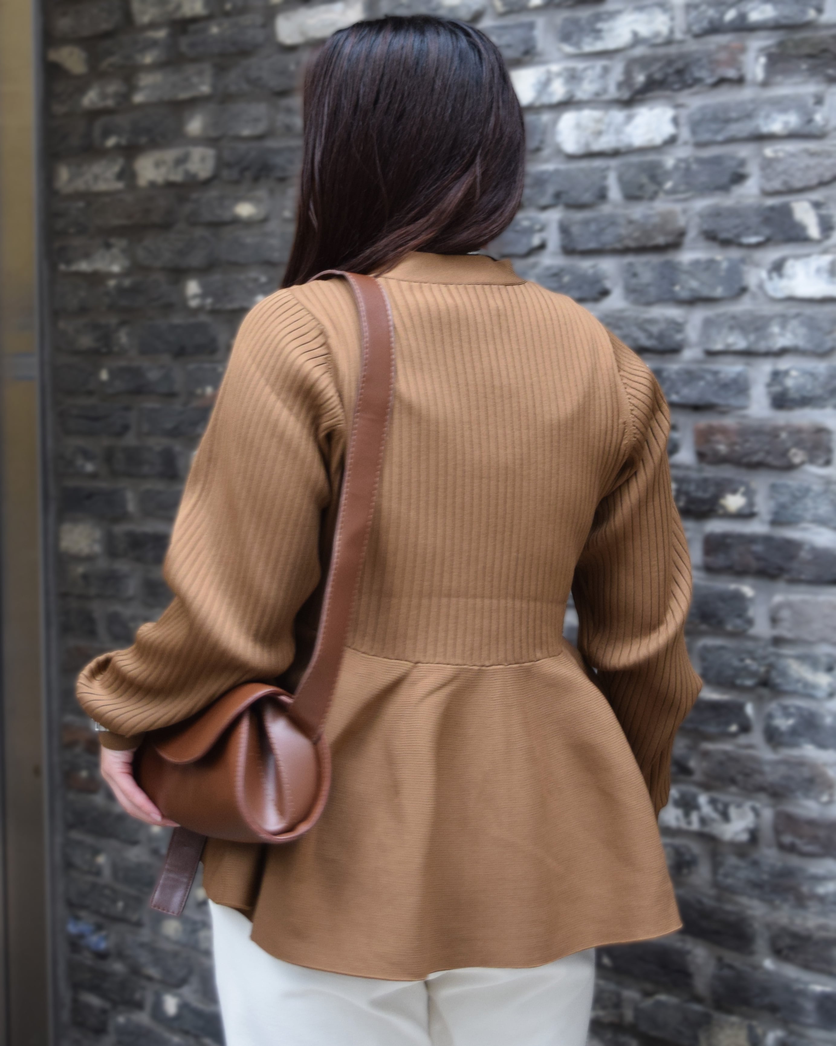 R791209 ニュアンス釦付きペプラムニットカーディガン | ROSIEE