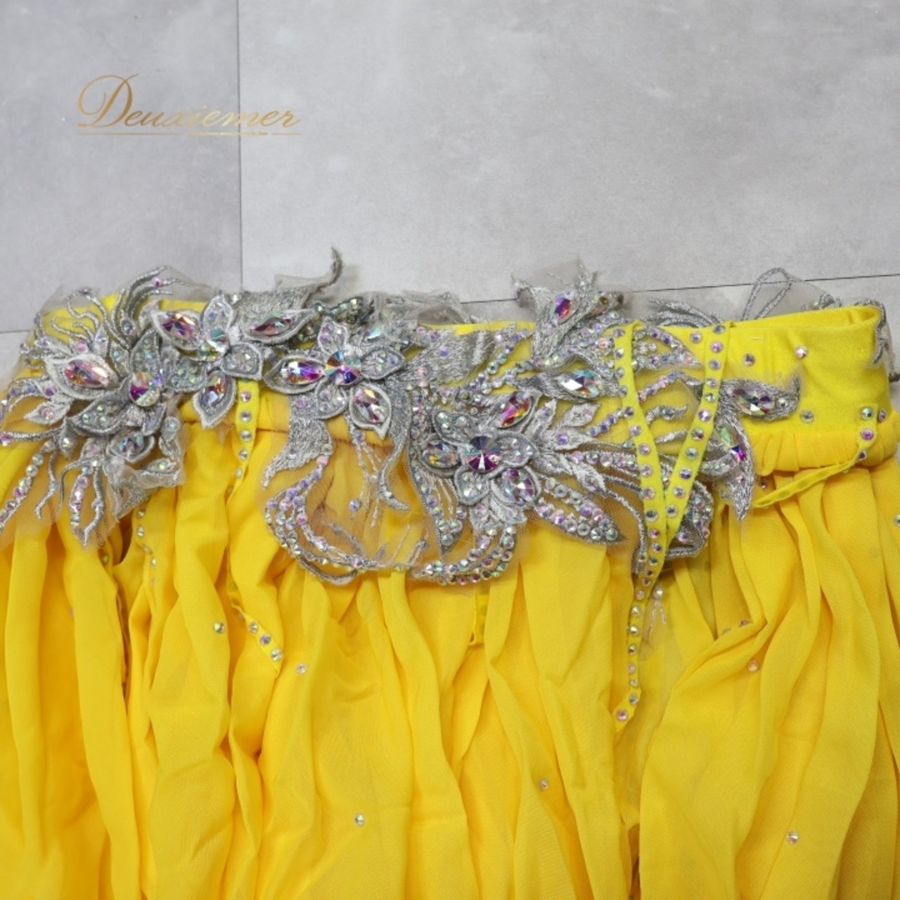 ベリーダンス オリエンタル 衣装 上下セット イエロー系 トップス スカート インナーパンツ 黄 ラインストーン 花 キラキラ 豪華 装飾 鮮やか 明るい ダンス衣装 イベント ステージ 華やか シルバー系