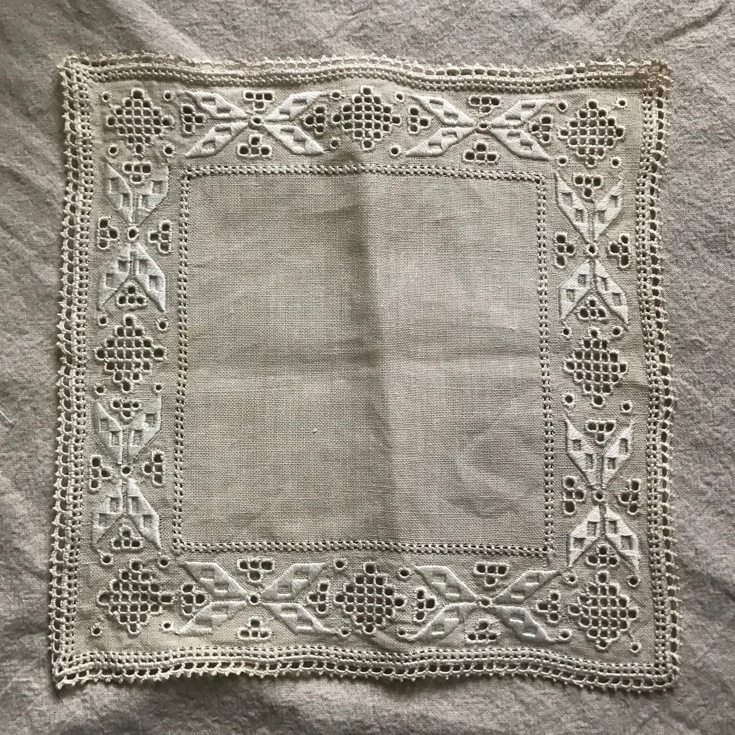 スウェーデン刺繍の布