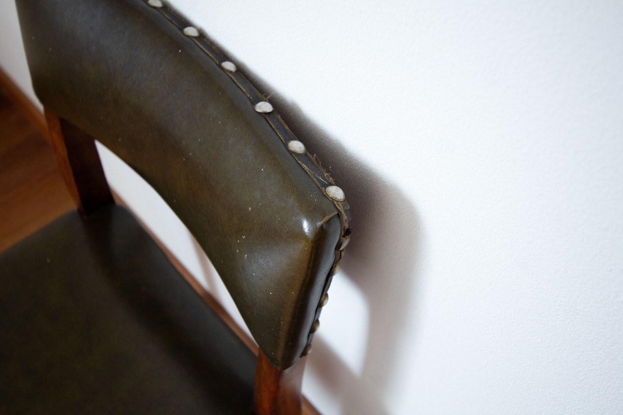 代々受け継がれたスモールチェア。　オーク材/レザー/アンティークチェア/アンティーク家具