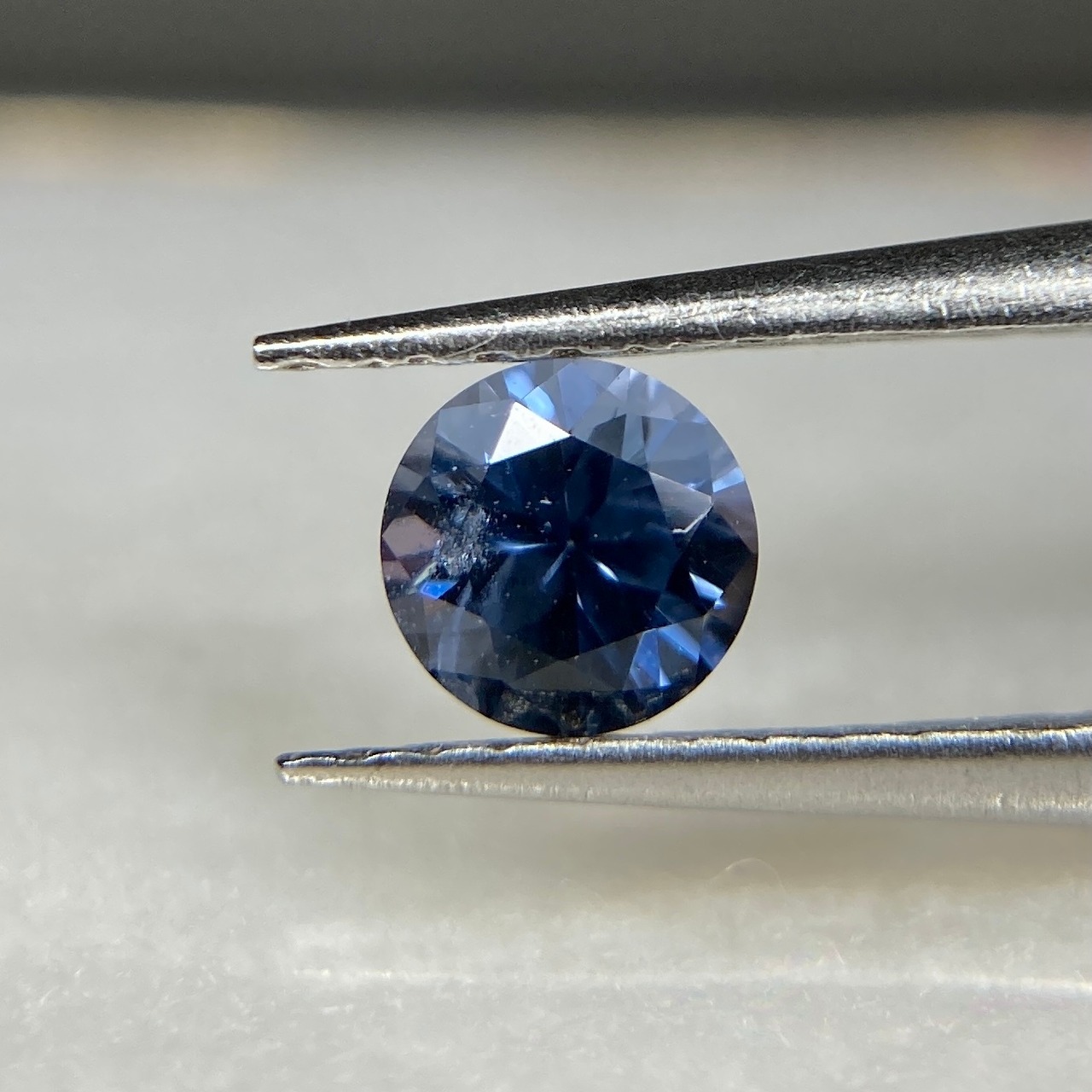 丸いスピネル 訳あってお買い得 約4.4mm*3.1mm r-0344