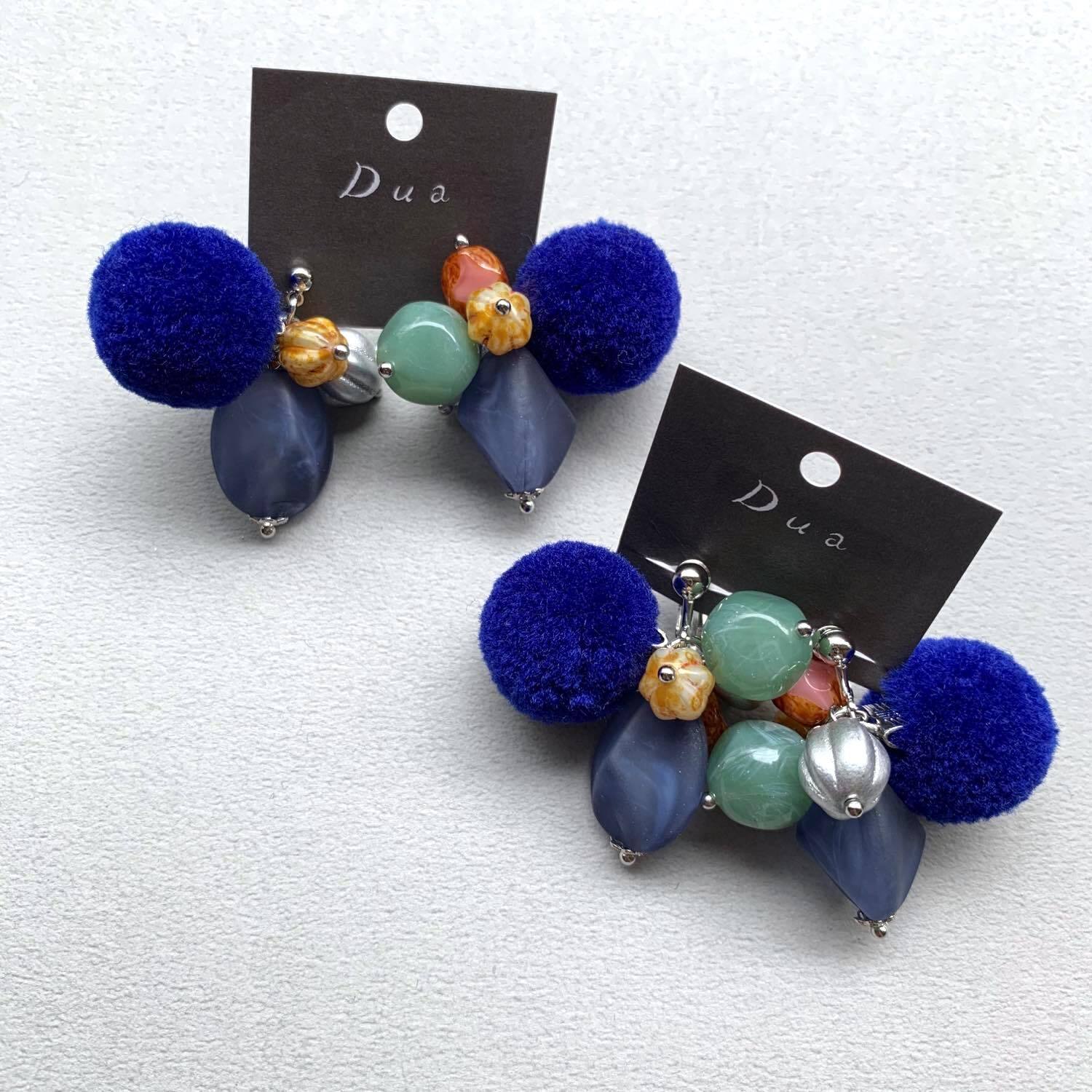 ポンポンとチェコビーズのじゃらじゃら〈ピアス/イヤリング〉 | Dua