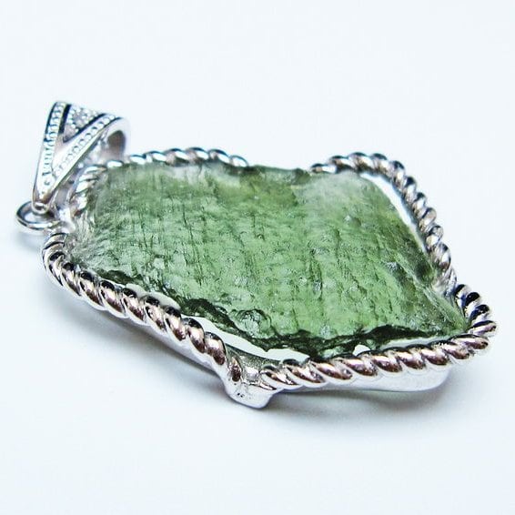 モルダバイト ペンダント モルダウ石 ペンダントトップ 原石 一点物 メール便可 [M便 1/20] 199-561