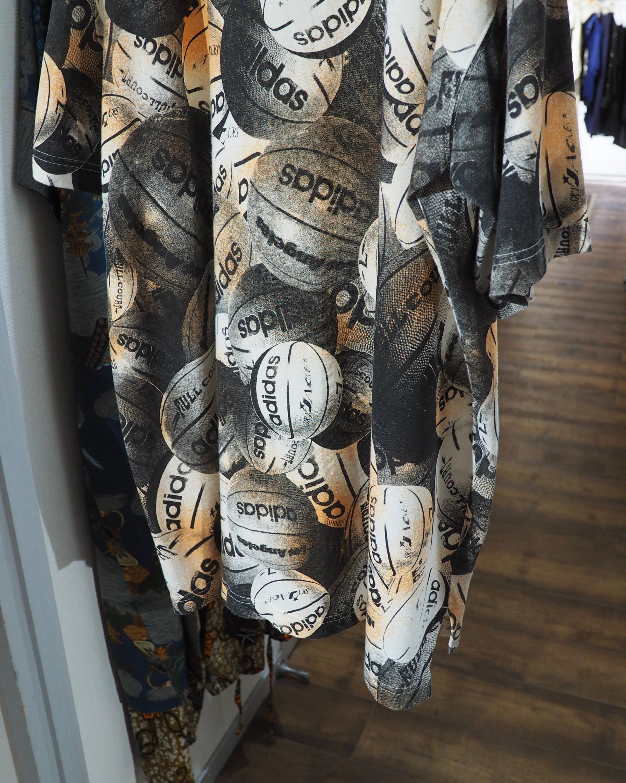 1990s ” Old adidas ” Many Many Basketball printed vintage loose SS Tee