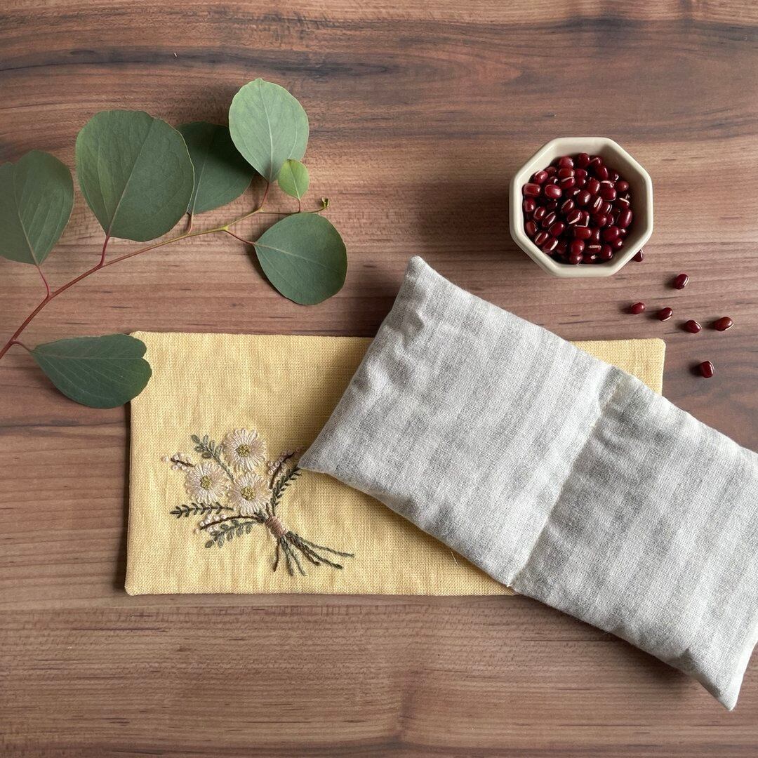 手刺繍入あずき/小豆のアイピロー【白猫とエノコログサ】 手刺繍入あずき/小豆のアイピロー 完売手刺繍入あずき⁄小豆のアイピロー