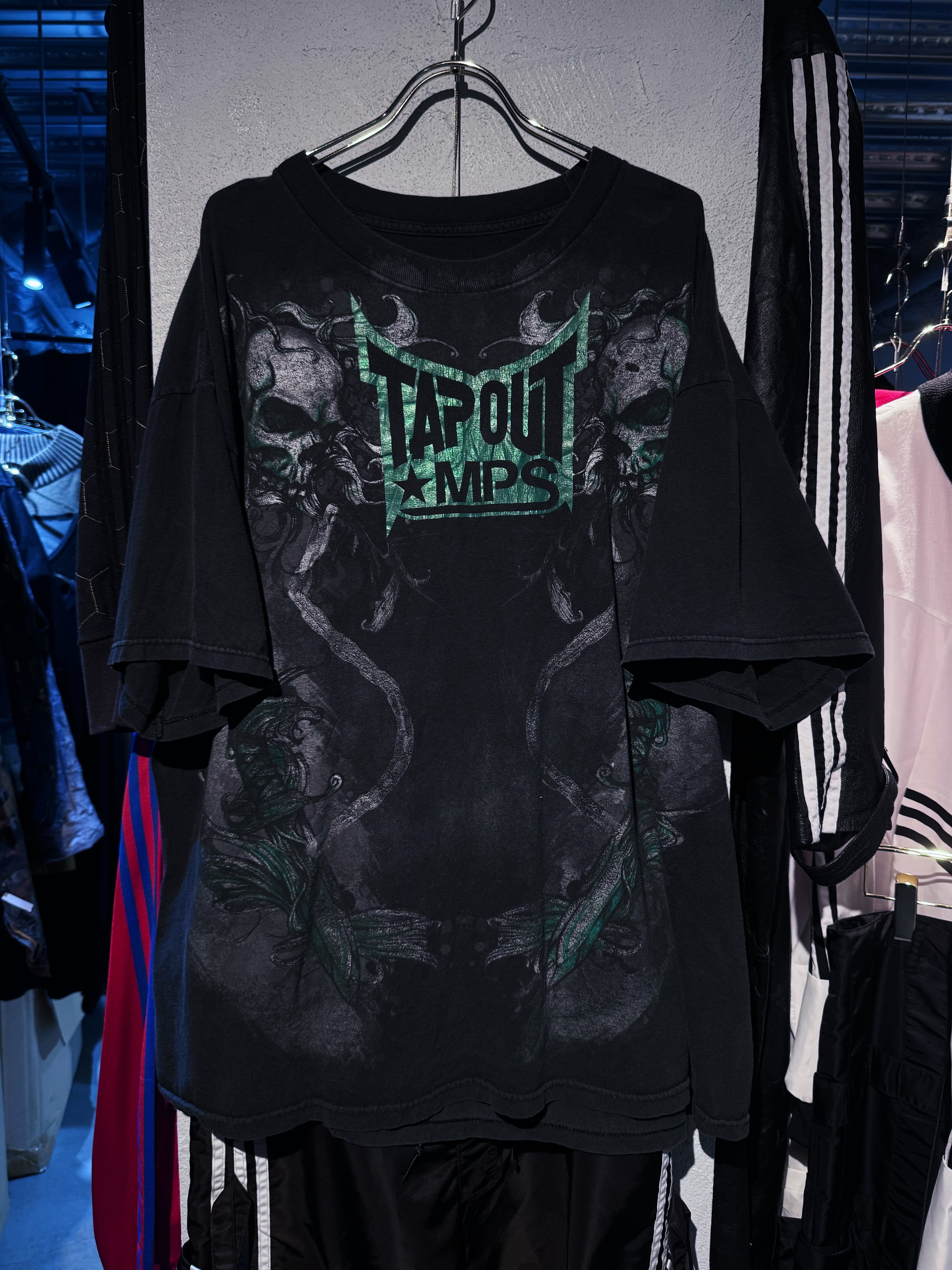 【D4C】vintage "TAP OUT MPS" artistic skull & knife design S/S T shirt