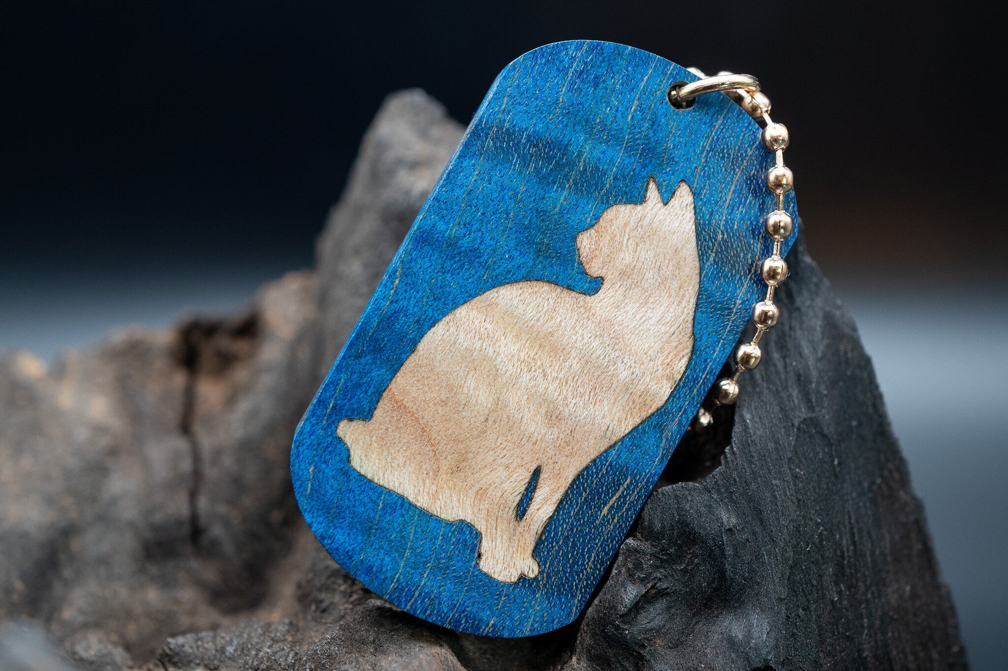 スタビライズウッド ハードメープル ドッグタグ 象嵌 優雅に座る猫