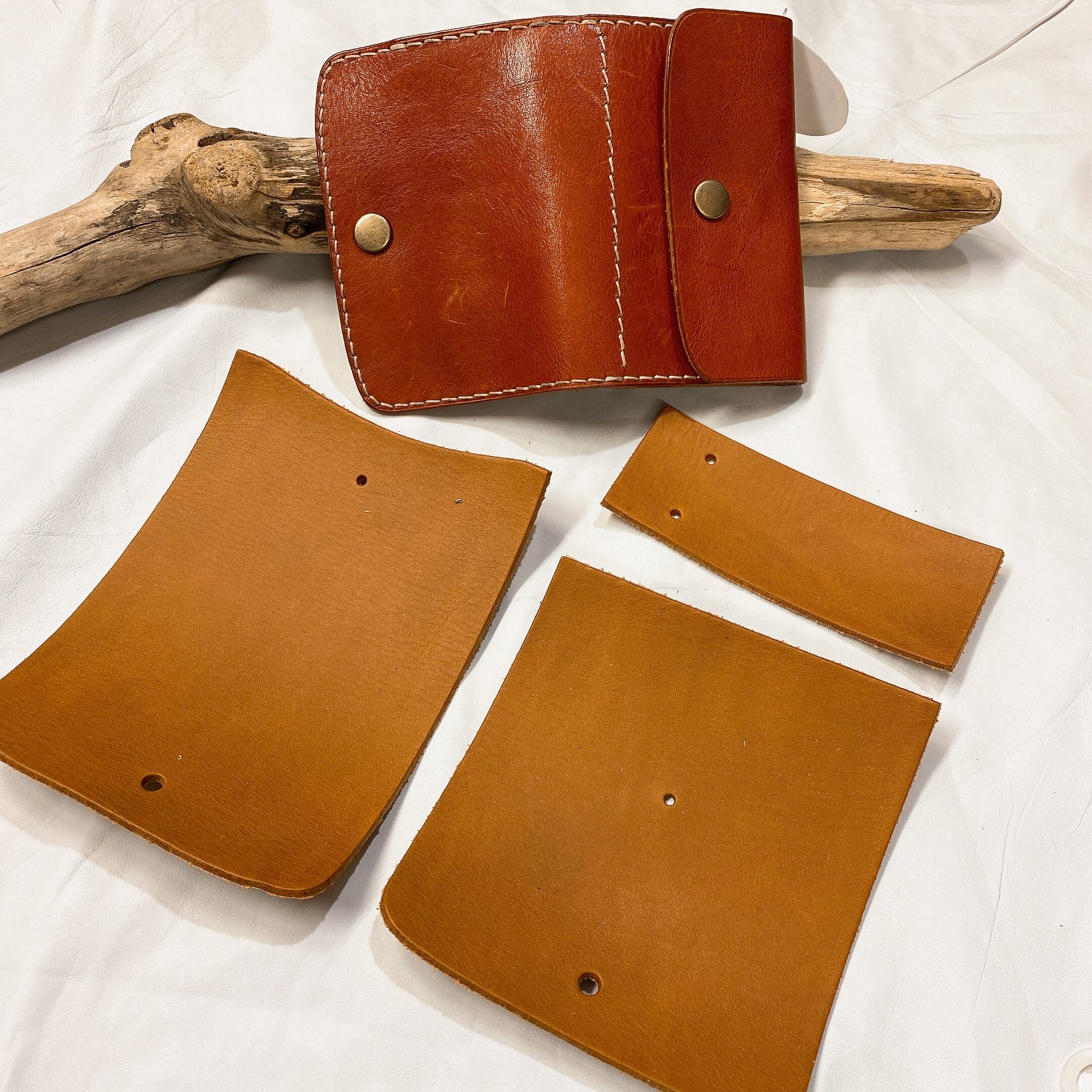 革ハギレ ミントスムース クラフトレザー （スムースレザーの特徴とは  