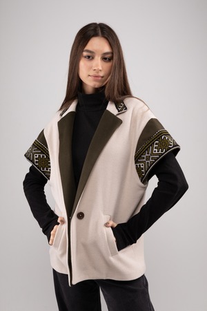 ウクライナ産プレミアムウール100%スリーブレスジャケット（白）平行縫い　手刺繍