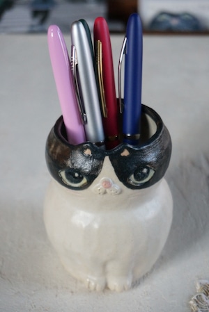 高橋美紀子(kazahana＋) ペンスタンド  ハチワレ猫さん。