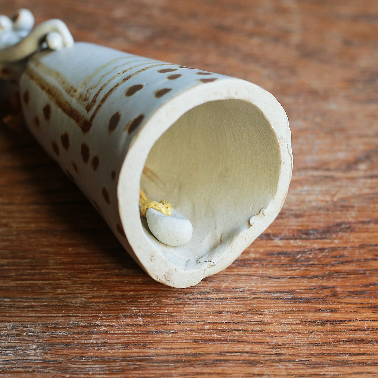 女性が優しく微笑む、陶器の呼び鈴 1