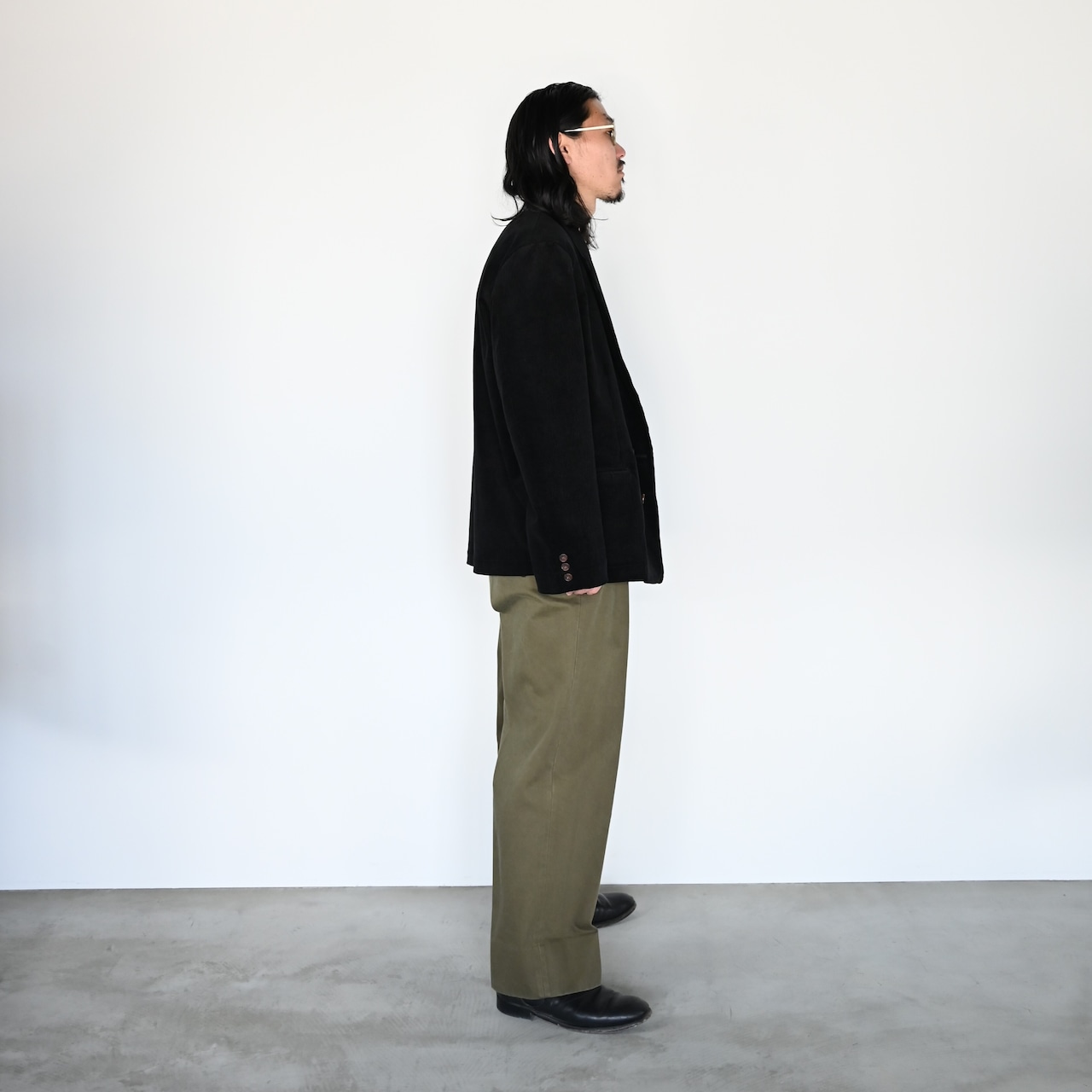 INTERIM (インテリム)一枚生地仕立てのダブルジャケットとカジュアルパンツでコーディネート2