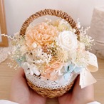 カーネーションのフラワーバスケット 【ハニーアプリコット】