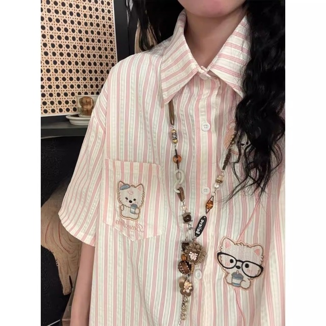 ✿ワンちゃんの刺繍 短袖シャツ かわいい！【UATONLINEシリーズ】★シャツ★ 2COLOR トップス 刺繍 犬 いぬ 縦縞 かわいい 縞模様 レディース カジュアル 短袖シャツ