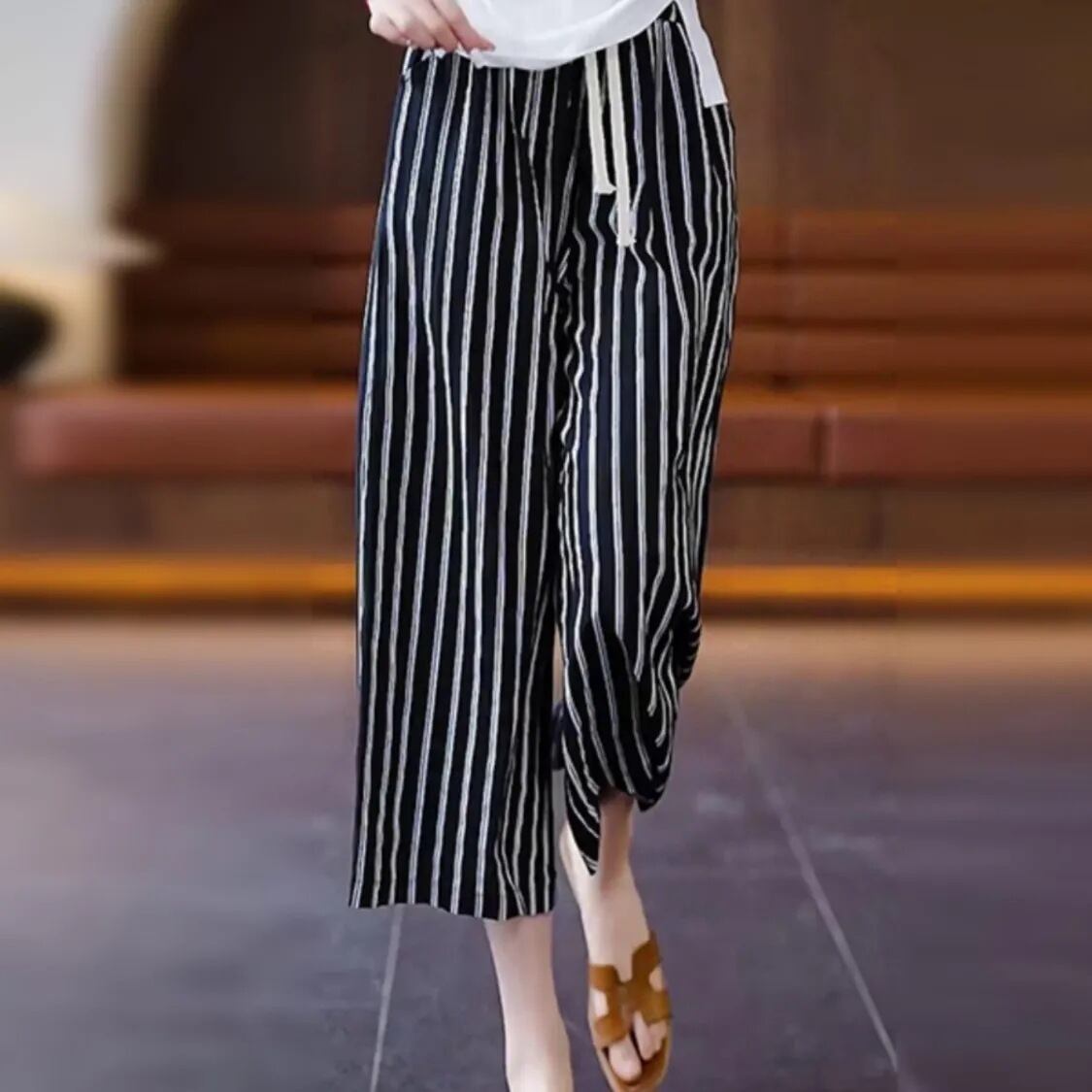 【新作】【送料無料】 夏用のレディース8分丈パンツにストライプのワイドレッグパンツ、2023年の薄手のゆったりとしたレディースパンツ、ハイウエストのドレープ、大きいサイズのカジュアルパンツを着用してください。 0124130355074