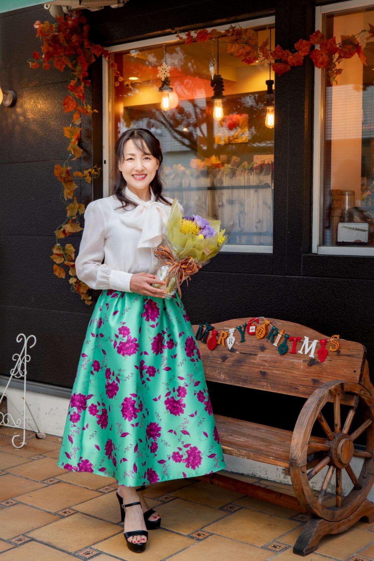 街角で映えるスタイル - 華やかな花柄スカートと洗練された白ブラウス 