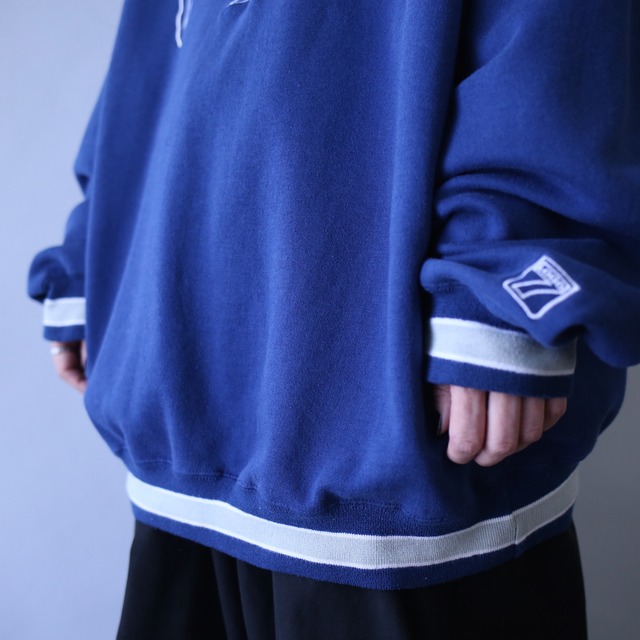 "刺繍" COWBOYS logo design over silhouette sweatshirt