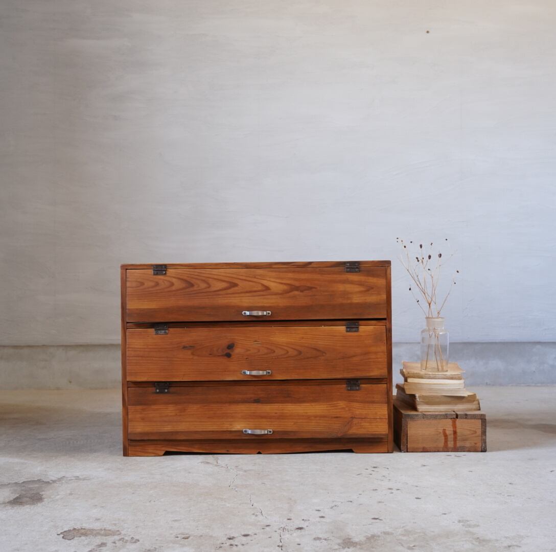 ぱたぱた扉の木製収納棚