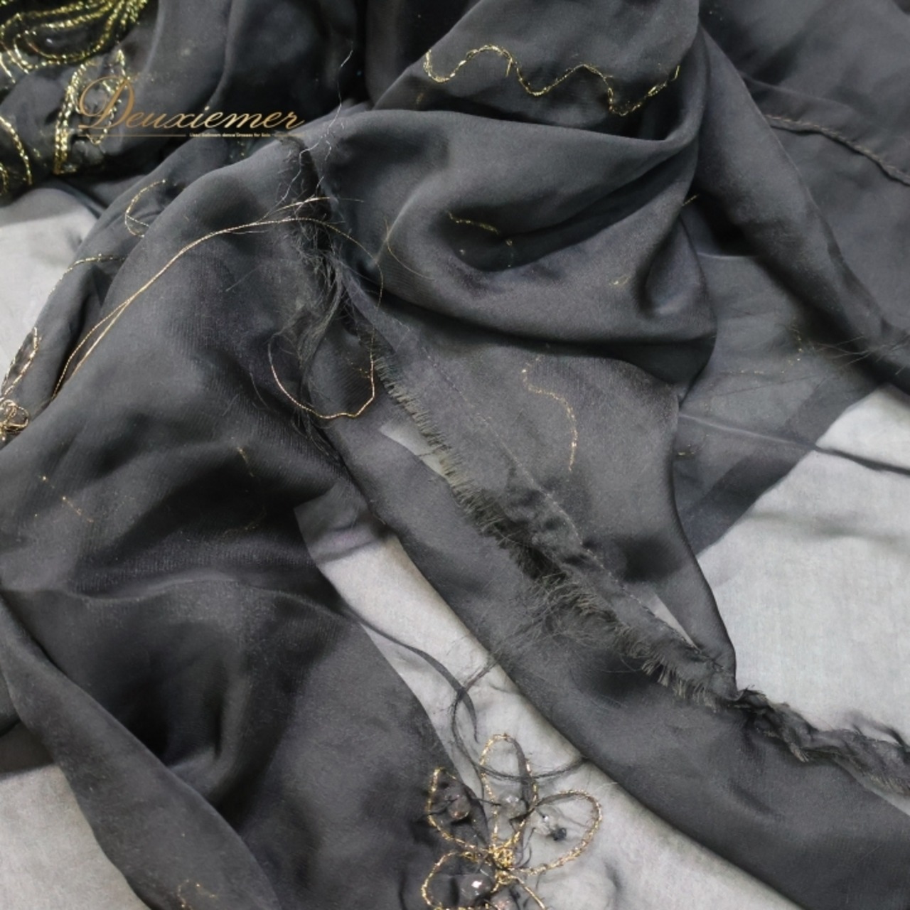 ベリーダンス 衣装 ハリージドレス ブラック系 ラインストーン 黒 金 ワンピース ドレス 羽織り 透け感 ガラベーヤ 豪華 装飾 民族舞踏 刺繍 ステージ 華やか イベント かっこいい シック ゴールド系