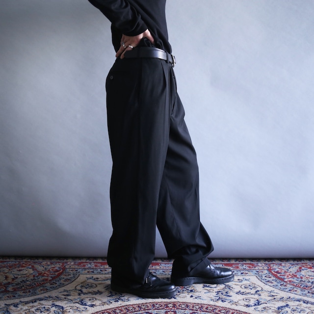 2-tuck tapered silhouette black wide slacks