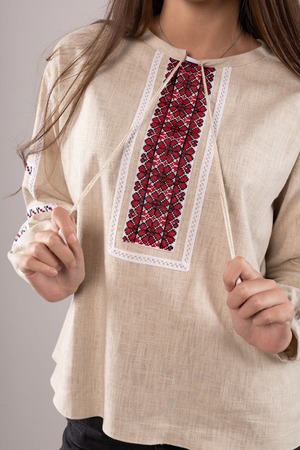 ウクライナ刺繍ヴィシヴァンカ クロスステッチ　手刺繍　ブラウス　麻　レディース・フリーサイズ