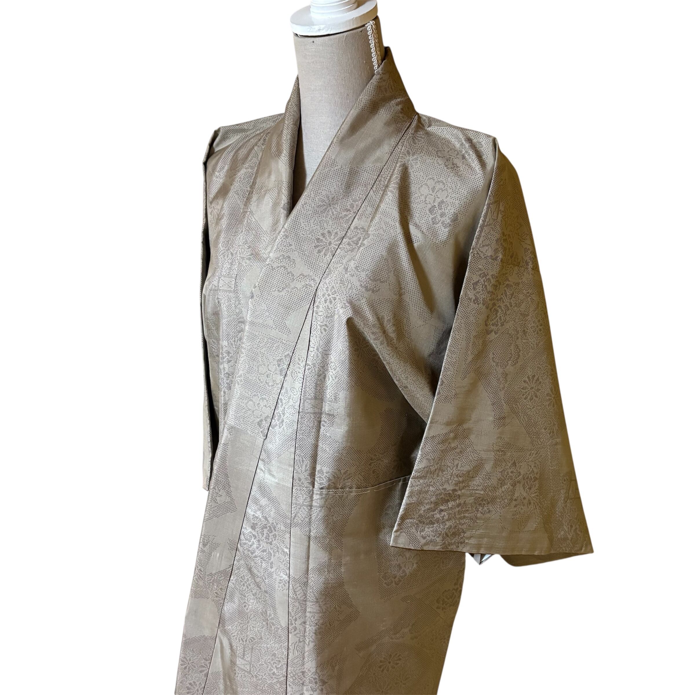 本場大島紬 白大島 9マルキ 冊子草花文様 アンティーク着物 しつけ系