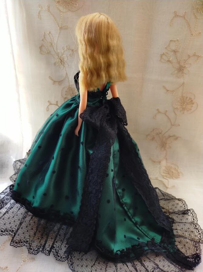 クリスマスシリーズ】鮮やかなグリーンのロングトレーンドレス