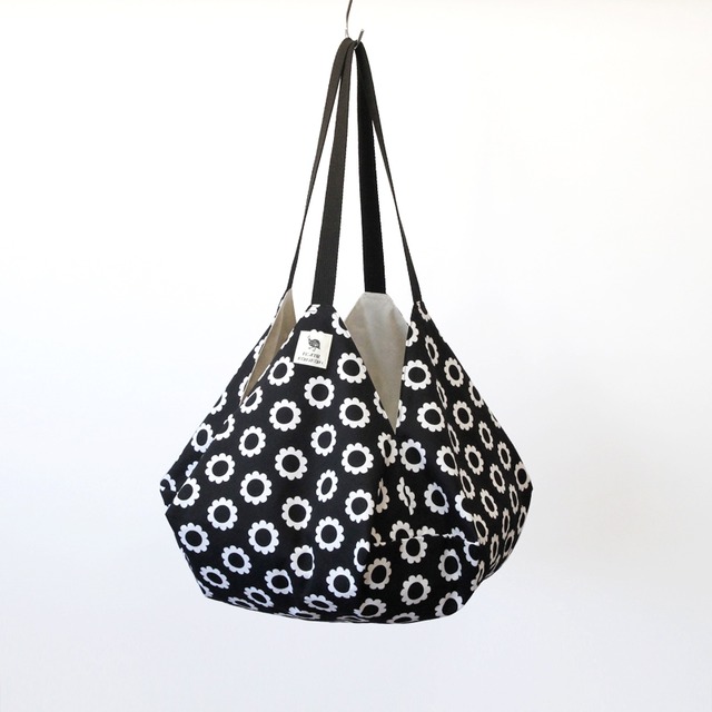 アフリカ布のマルシェバッグ（ モノトーン フラワー ）白 黒 肩掛け エコバッグ 買い物 ヨガ ピラティス