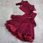 社交ダンス 衣装 スタンダード 上下セット ツーピース レッスンウェア パーティ衣装 レディース レッド系 Roger ラインストーン 派手 上品 ワインレッド 伸縮性 スカート ボリューム 優雅 動き 深み ラバティン シンプル お洒落 デザイン フェミニン 組み合わせ 快適 サイズM サイズL 宴会 イベント 発表会 お出かけ