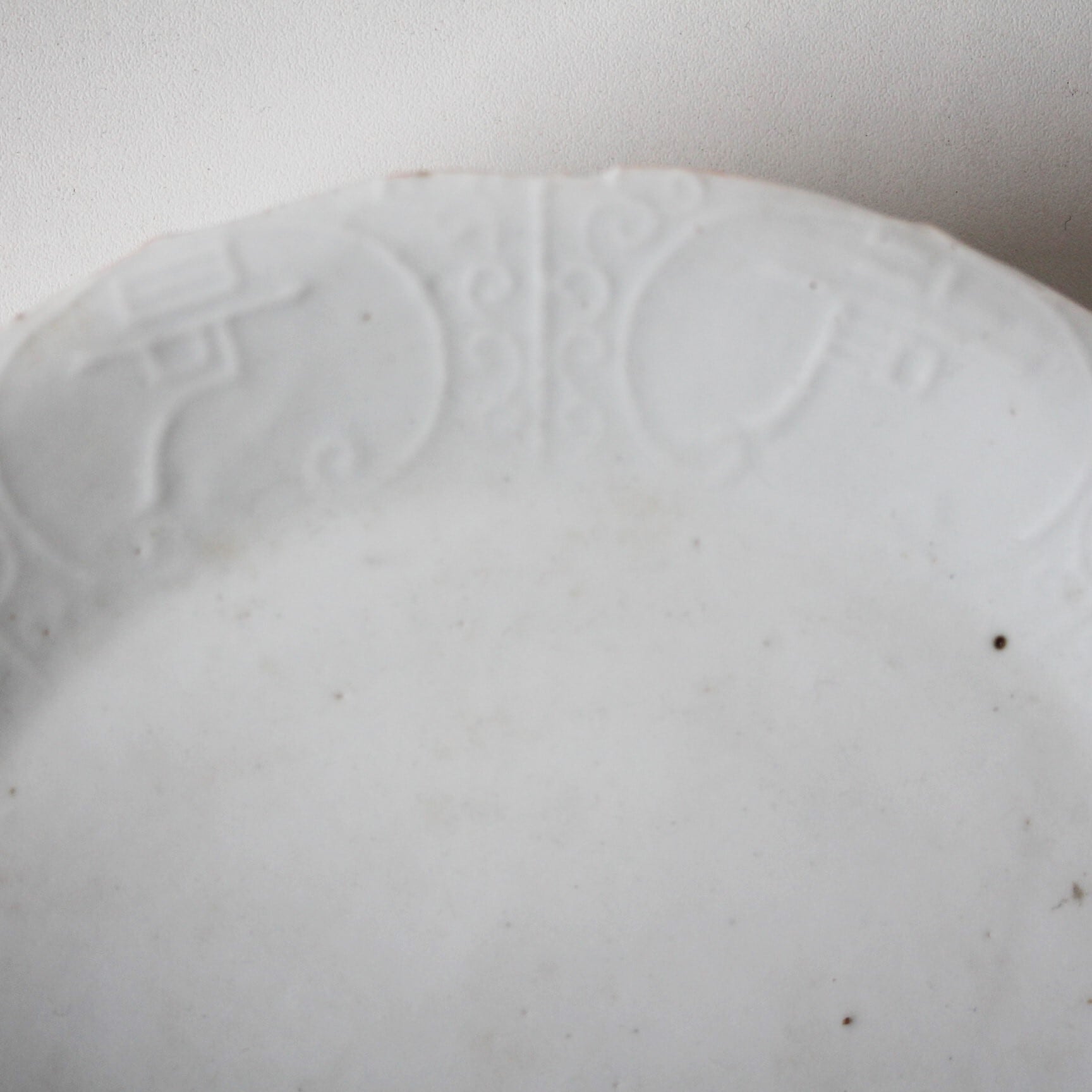 アンティーク 古九谷白磁の陽刻文字模様の輪花皿 d22.1cm Antique