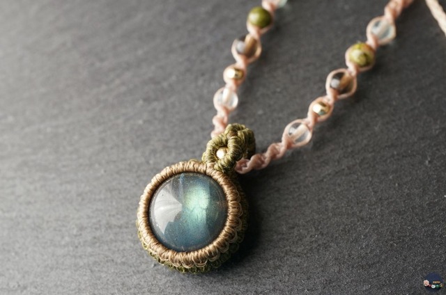 ラブラドライト(マダガスカル産)のマクラメネックレス - 緑光 -