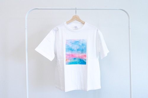 はじまりの青い空を描いた、ビックシルエットTシャツ