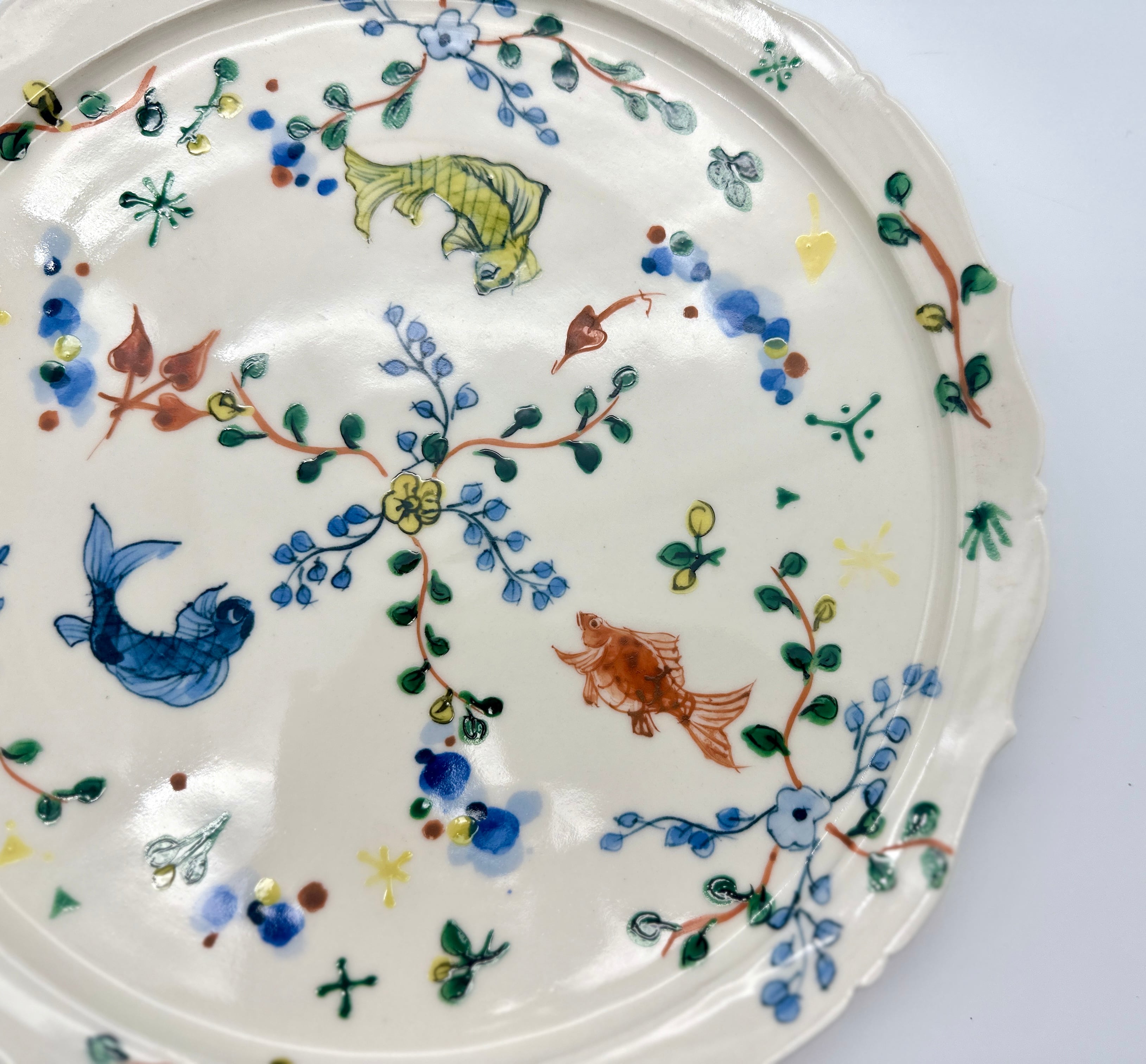 宮田竜司 呉須 赤絵 (魚絵柄) 稜花皿 (大) | pomod'adamo (ポモダダモ)