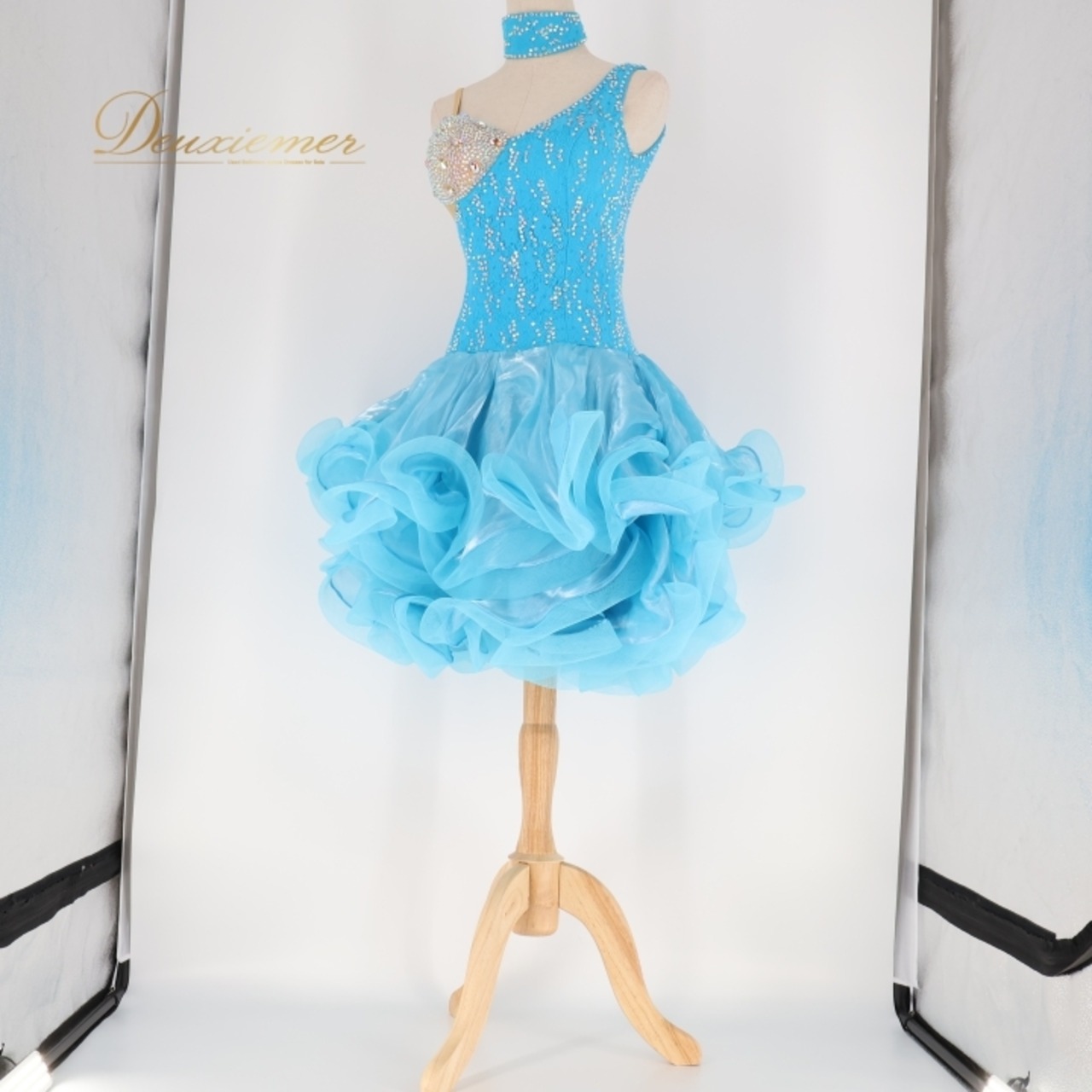 社交ダンス 衣装 白樺ドレス ラテン ドレス ワンピース フリル 水色 デモ 競技 ダンス パーティ 発表会 レース ボリューム かわいい ブルー系 ストレッチ フリルスカート ショートドレス 販売用 衣装ダンス おしゃれ フォーマル ステージ衣装 競技用衣装 楽しいダンス 発表会用 レディース