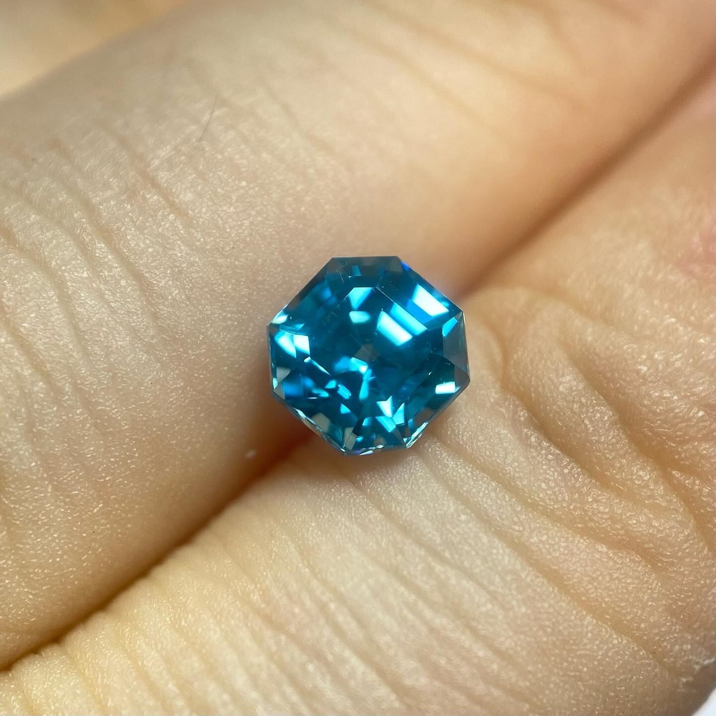 南の海の結晶 ブルージルコン