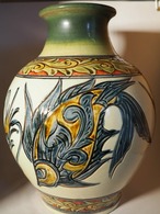 線彫り魚紋の壺　【金城陶器秀陶房】　
