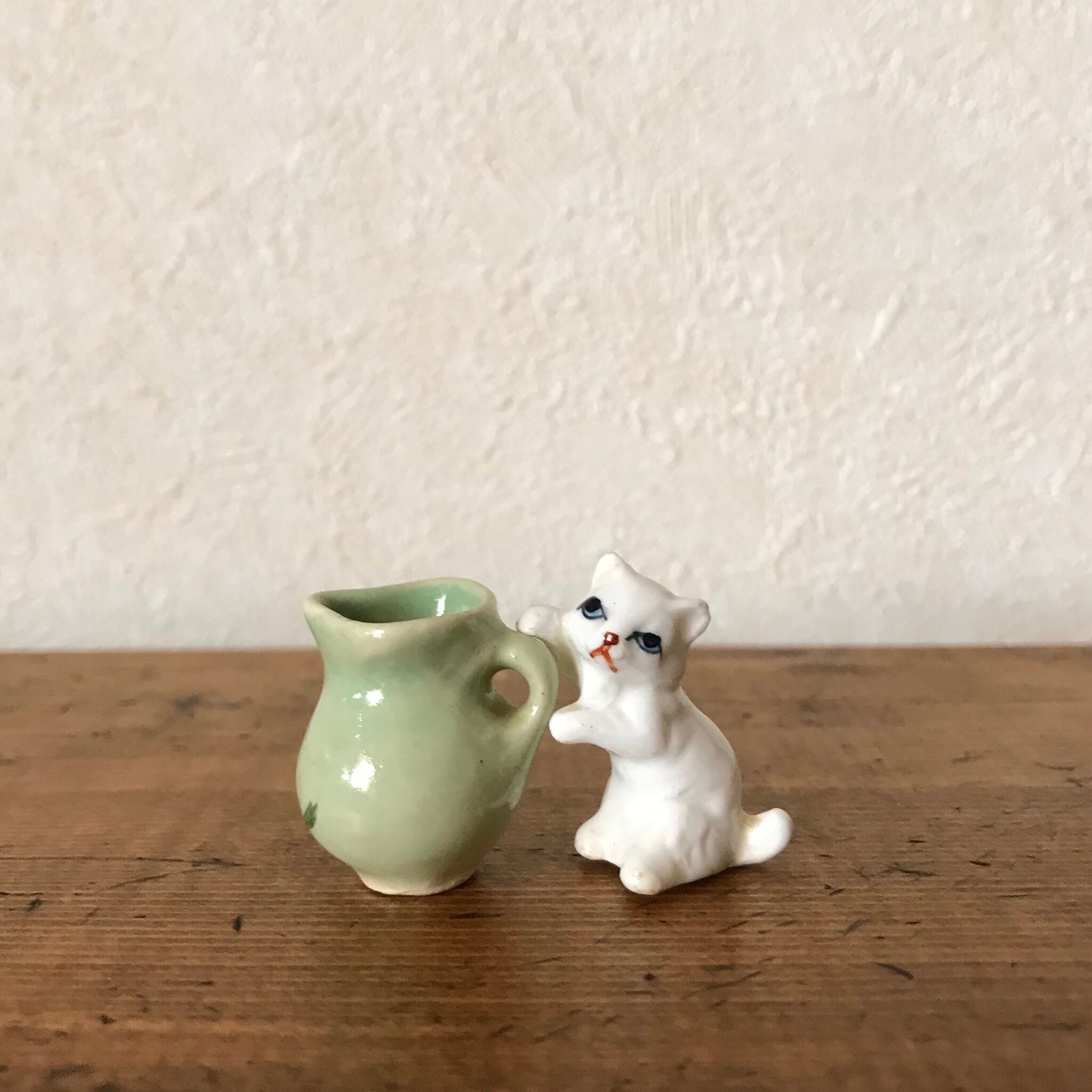 小さなネコとピッチャー