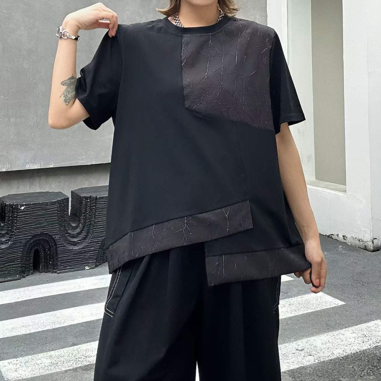 ASYMMETRIC CRINKLED PANEL SHORT SLEEVE T-SHIRT M-17318