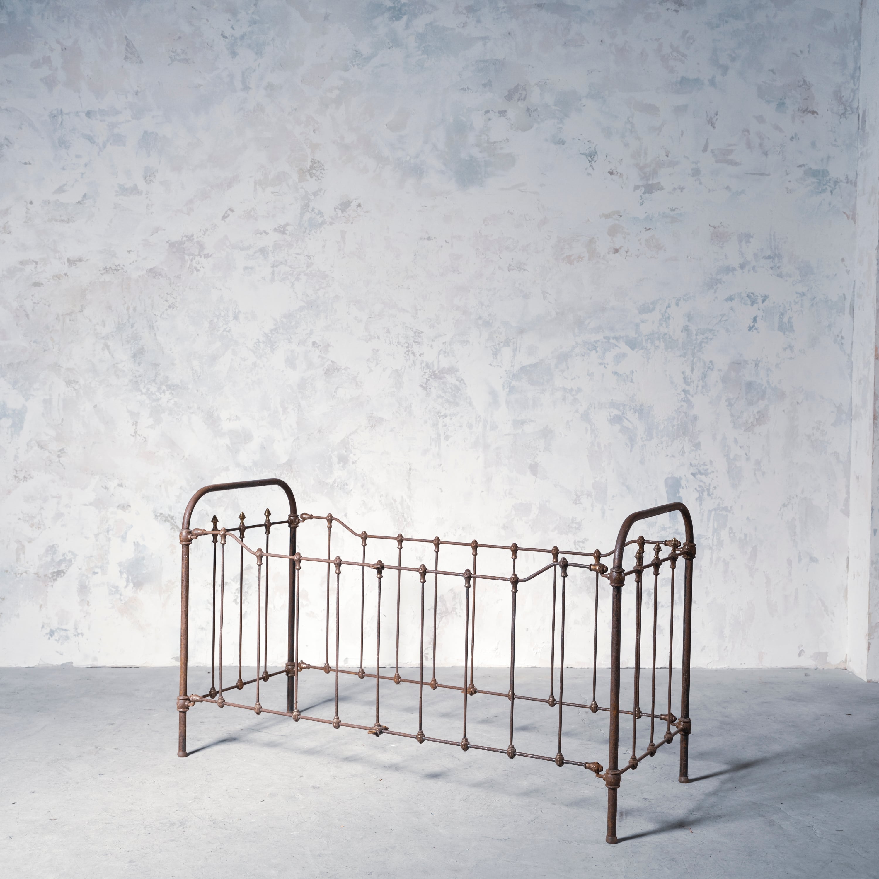 ベッド/アイアン/ベッドフレーム/フレンチアンティークベッド/撮影アイテム/スタジオ/記念撮影/アイアンベッド