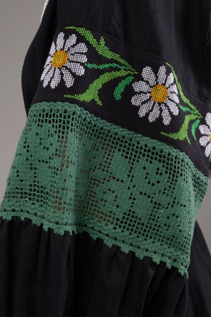 ウクライナ刺繍ヴィシヴァンカ　バルーン袖　手刺繍　麻　レディース・フリーサイズ