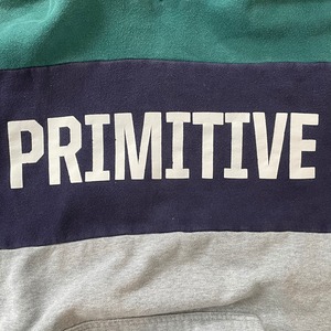 【primitive】ブランドロゴ プリント プルオーバー パーカー Mサイズ スケボー スケートボード アメリカ古着