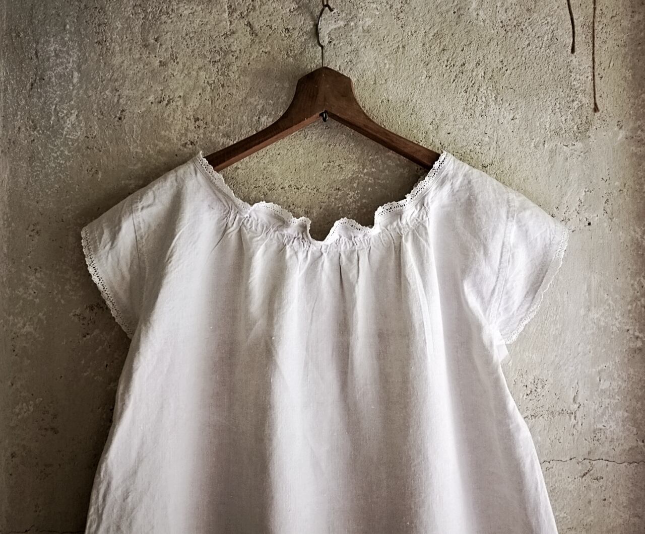 1900s france リネン サーカスとギャザーワンピース アンティーク フランス 1900s リネン 小さなレースとピンタックとギャザー