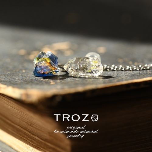 【011 The Starry Night Collection】 Integration Ear Cuff オイルインクォーツ × オパール × ローマングラス × カイヤナイト 鉱物原石 イヤーカフ&ピアス 天然石 アクセサリー (No.3737)