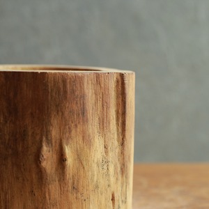 木の質感が美しい、ナチュラルな鉢カバー 1