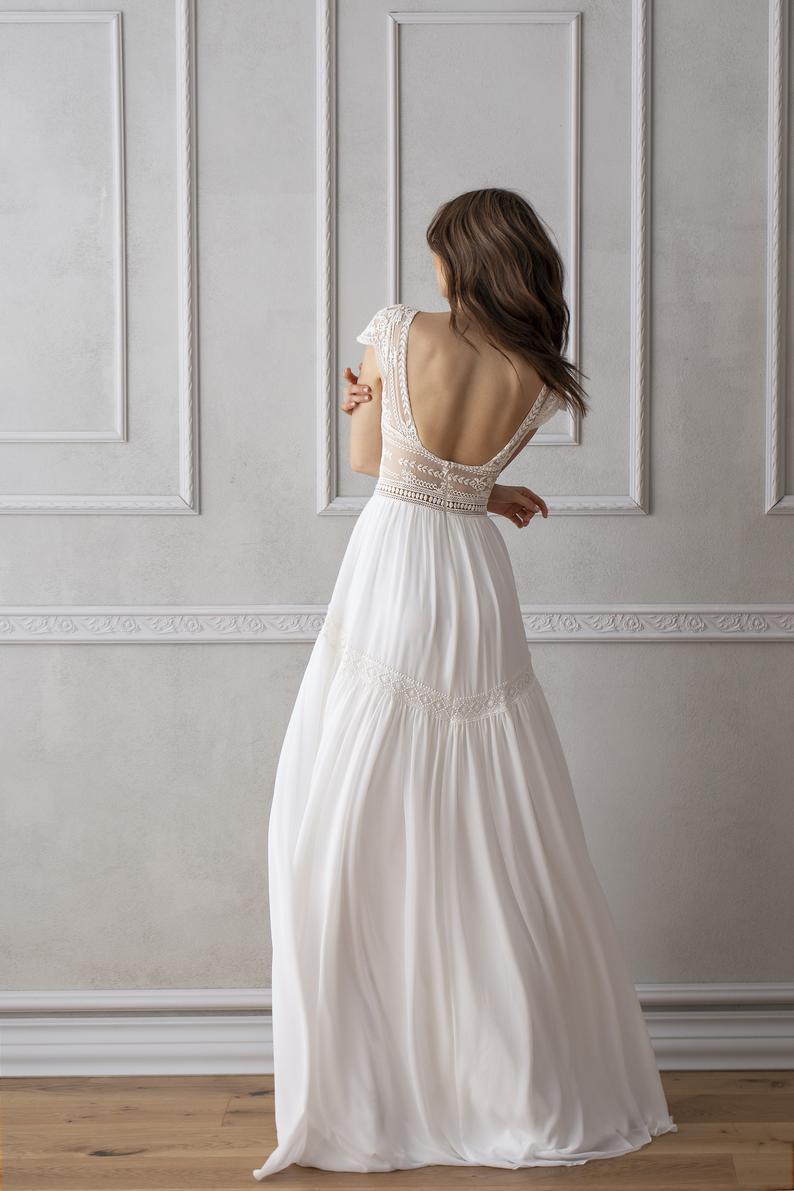 花柄生地が美しい 肩のビーズがオシャレなホルターネックドレス 花柄生地